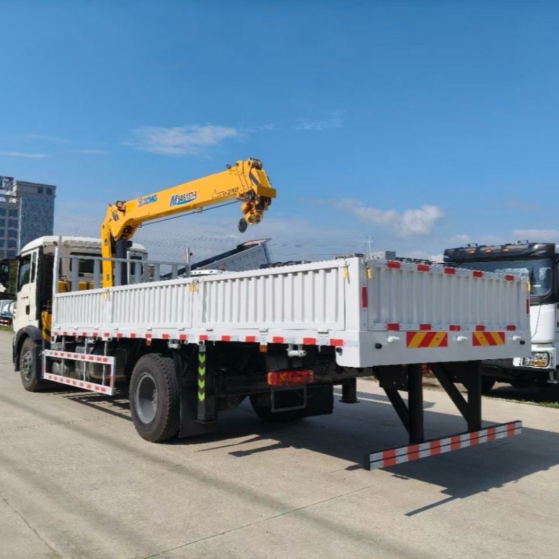 Grue sur camion HOWO avec flèche hydraulique XCMG