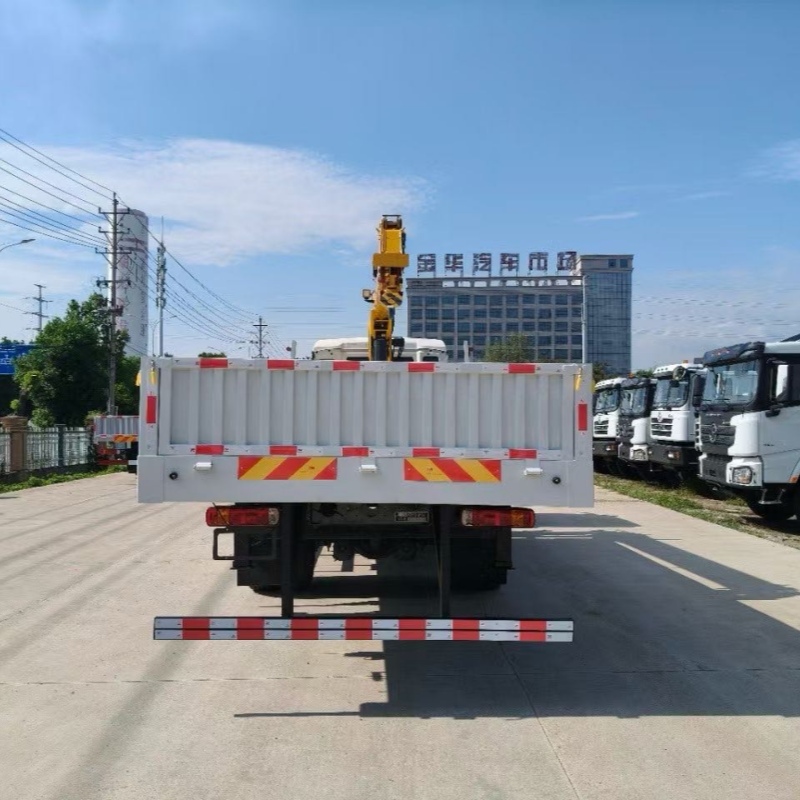 Grue sur camion HOWO avec flèche hydraulique XCMG