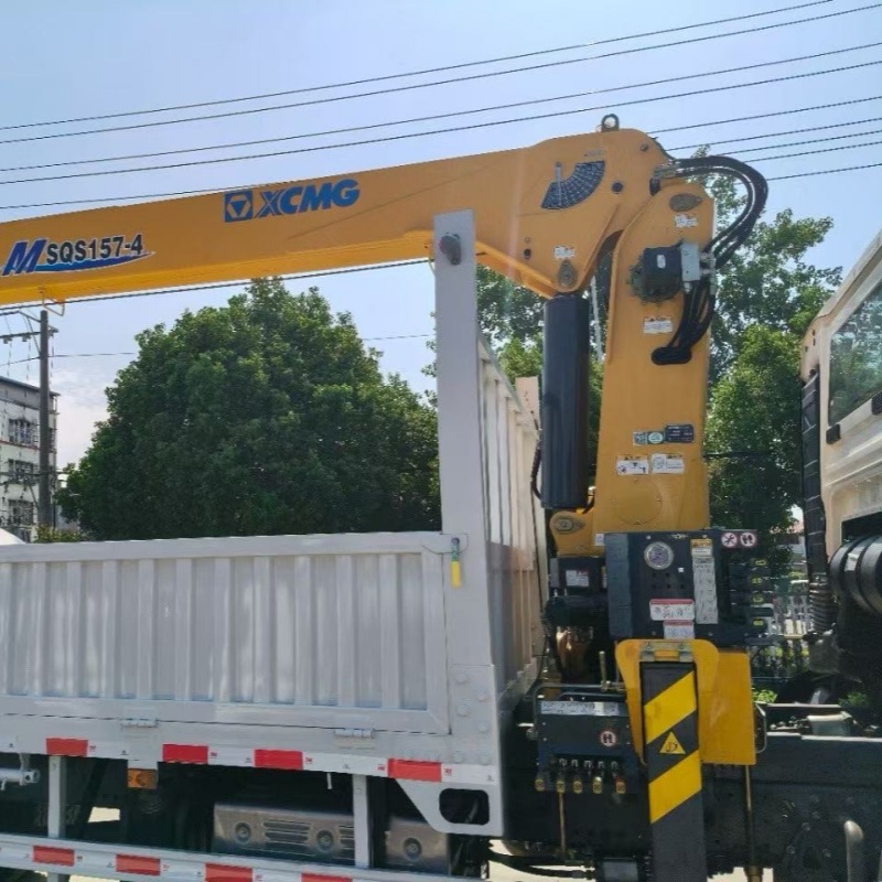 Grue sur camion HOWO avec flèche hydraulique XCMG
