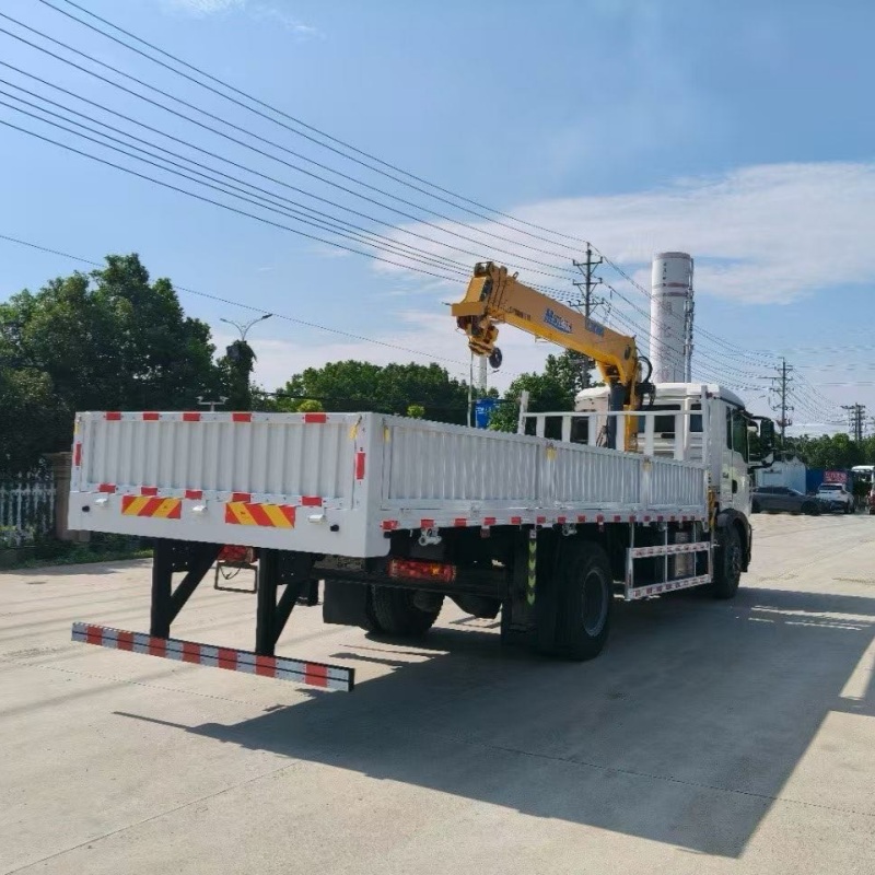 Grue sur camion HOWO avec flèche hydraulique XCMG