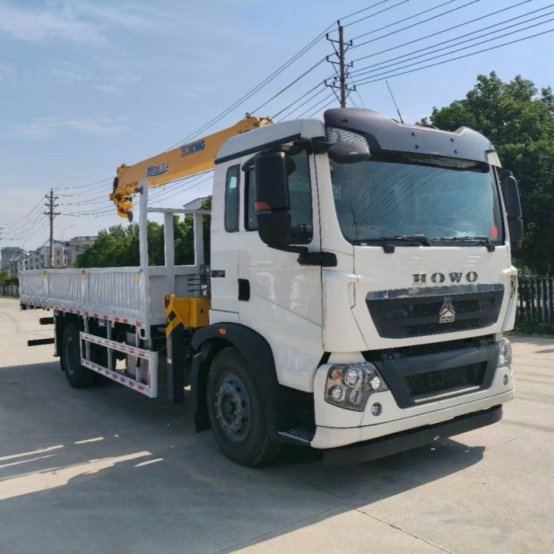 Grue sur camion HOWO avec flèche hydraulique XCMG