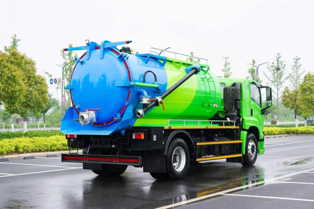 Isuzu 10CBM Vacuum Sewage Truck Front View