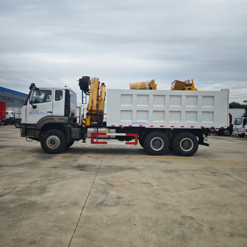 Camion-benne HOWO 6x4 400 ch avec grue à flèche repliable XCMG 10 tonnes à 5 sections
