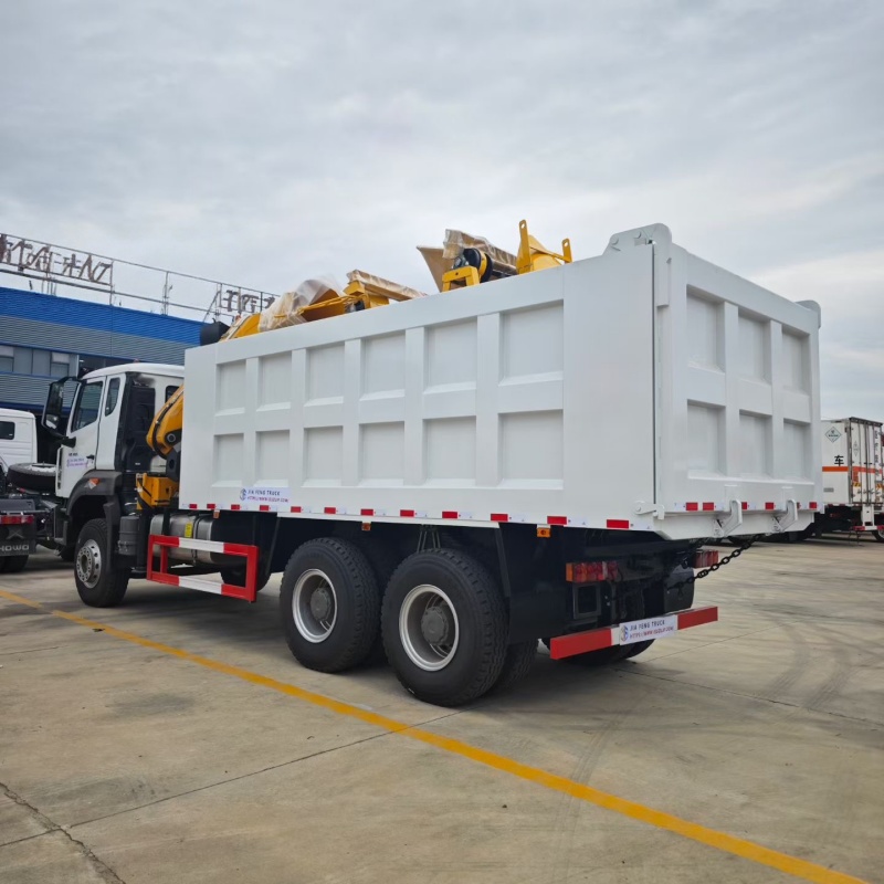 Camion-benne HOWO 6x4 400 ch avec grue à flèche repliable XCMG 10 tonnes à 5 sections