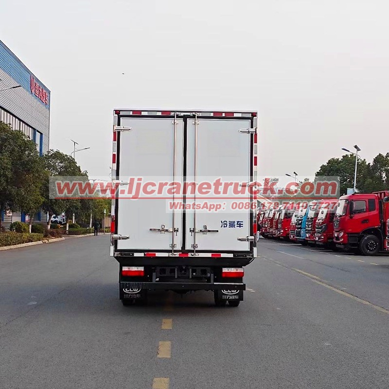 Camion frigorifique Dongfeng 4x2 de 5 tonnes pour le transport en chaîne du froid